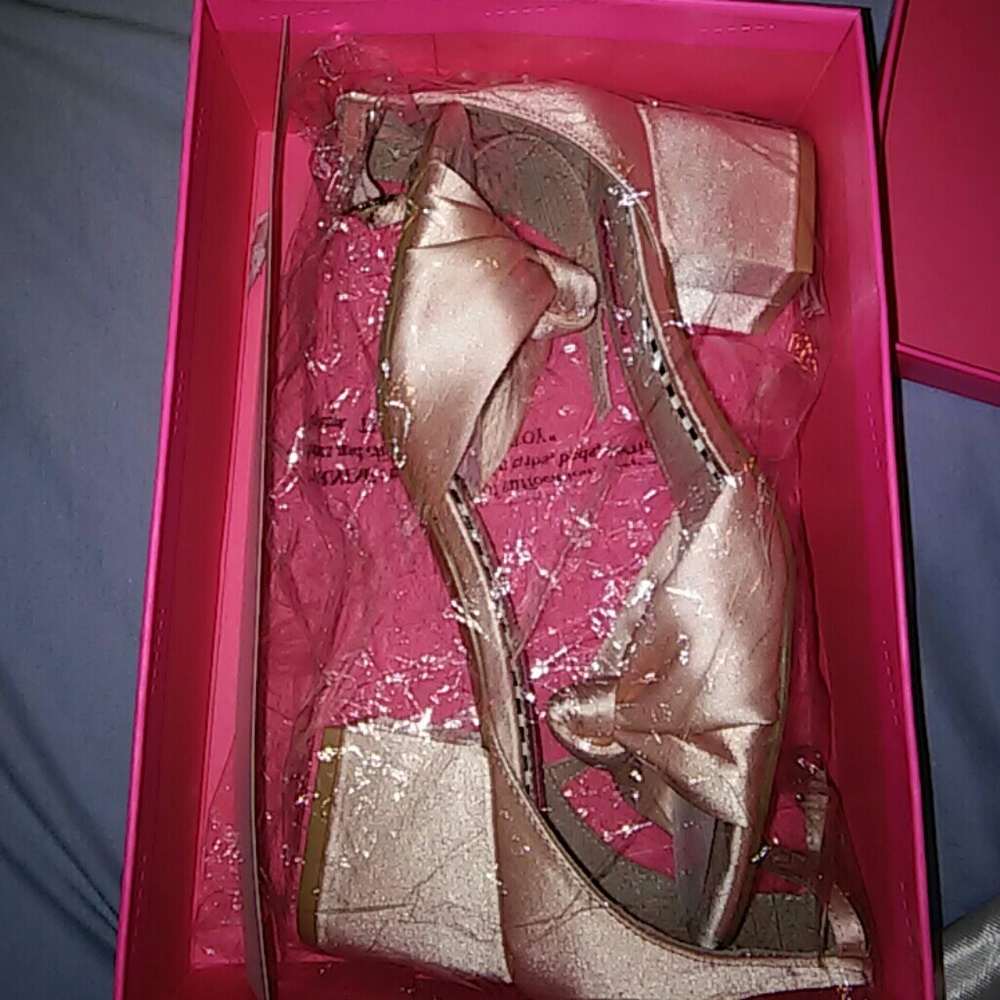 Shoes - Picture 4 of 5